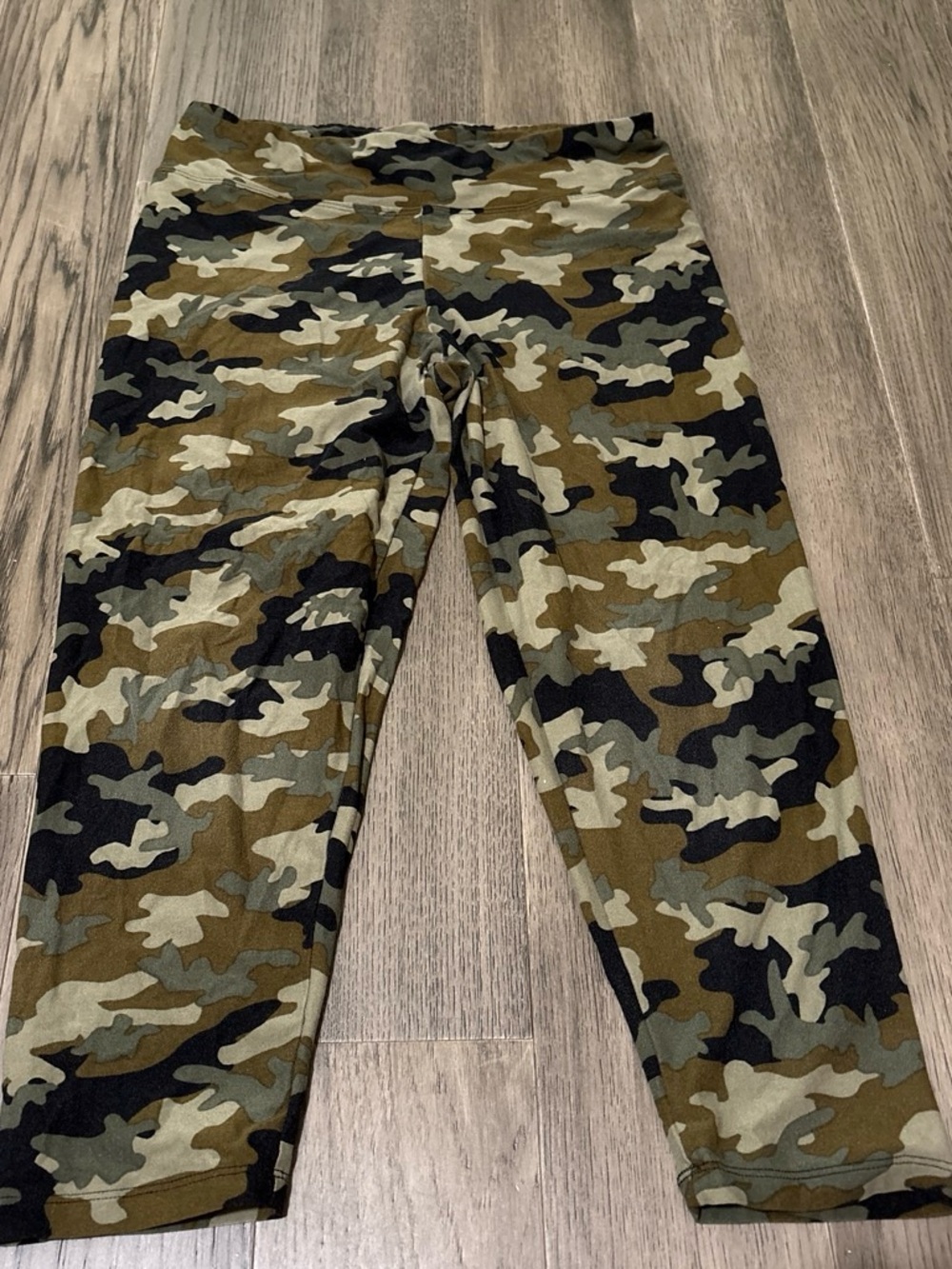 eye candy women’s Camo Capri Leggings - Olive, Black, Gray